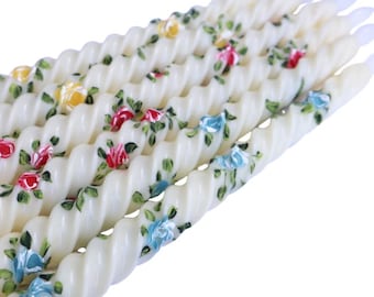 Velas cónicas sin llama con diseño de rosas pintadas, estilo shabby chic romántico, ideales para la decoración de primavera y verano.