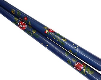 Puede incluir: Dos velas cónicas azul marino con rosas rojas y hojas verdes pintadas a mano. Las velas tienen un diseño floral con detalles dorados y pequeños puntos blancos. Decoración del hogar única.