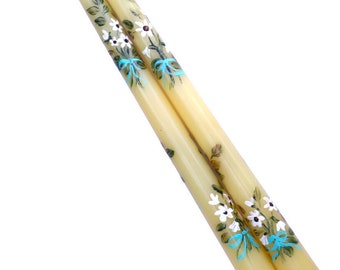 Velas cónicas de margaritas pintadas a mano, candelabros con ramos de flores, decoración floral