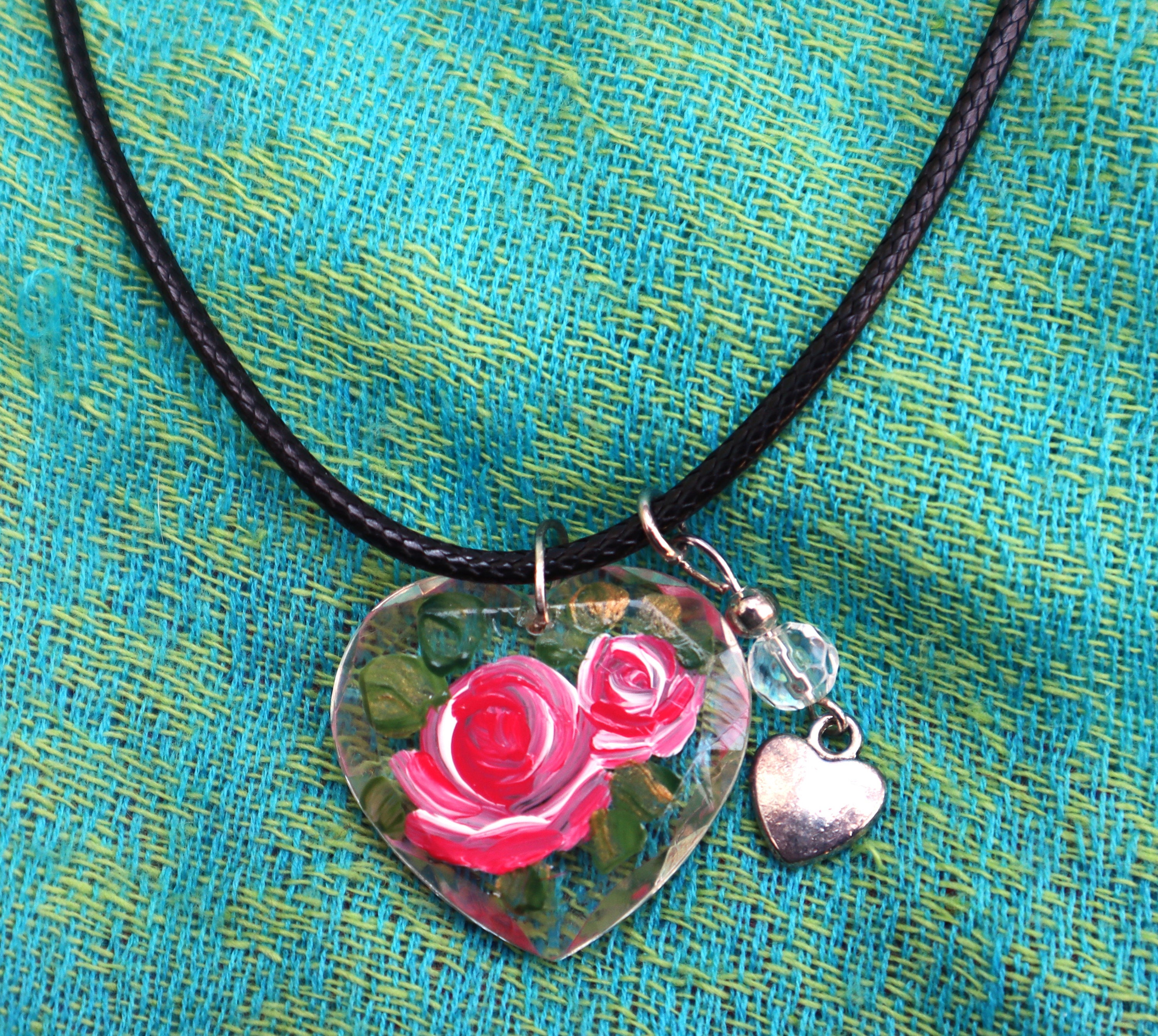 Collana vintage con rosa, ciondolo a cuore romantico e nappa di perle – Gioielli lunghi Boho Chic - Italia