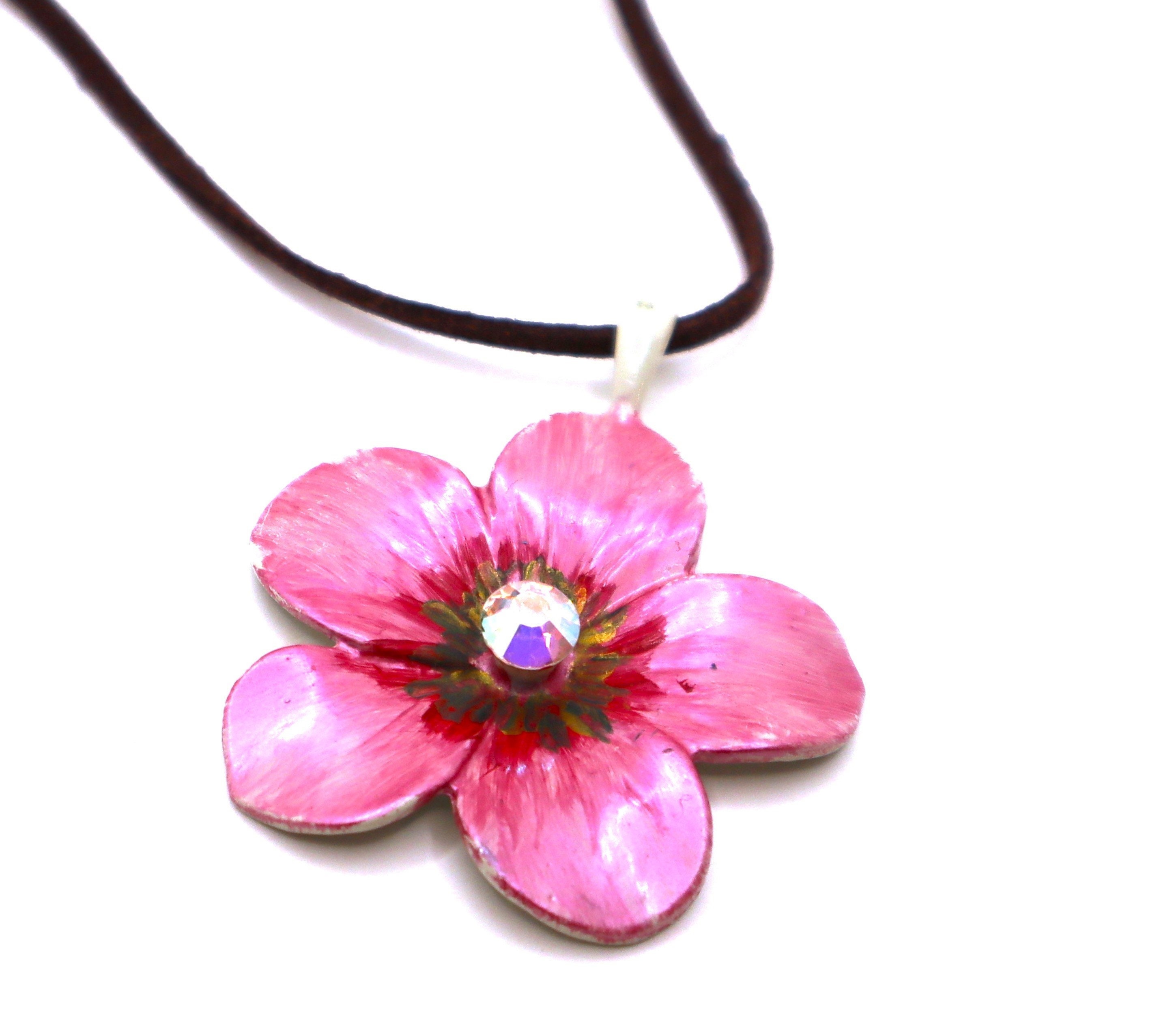 大きなピンクの花のペンダントネックレス、ブラウンのレザーコード 