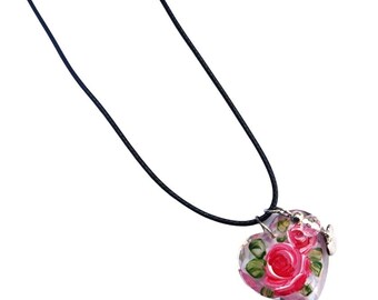 Collana con ciondolo a forma di cuore in vetro rosa dipinto a mano, cordino nero, gioielli romantici boho - Italia