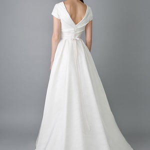 Minimalist wedding dress/ Iriza image 4