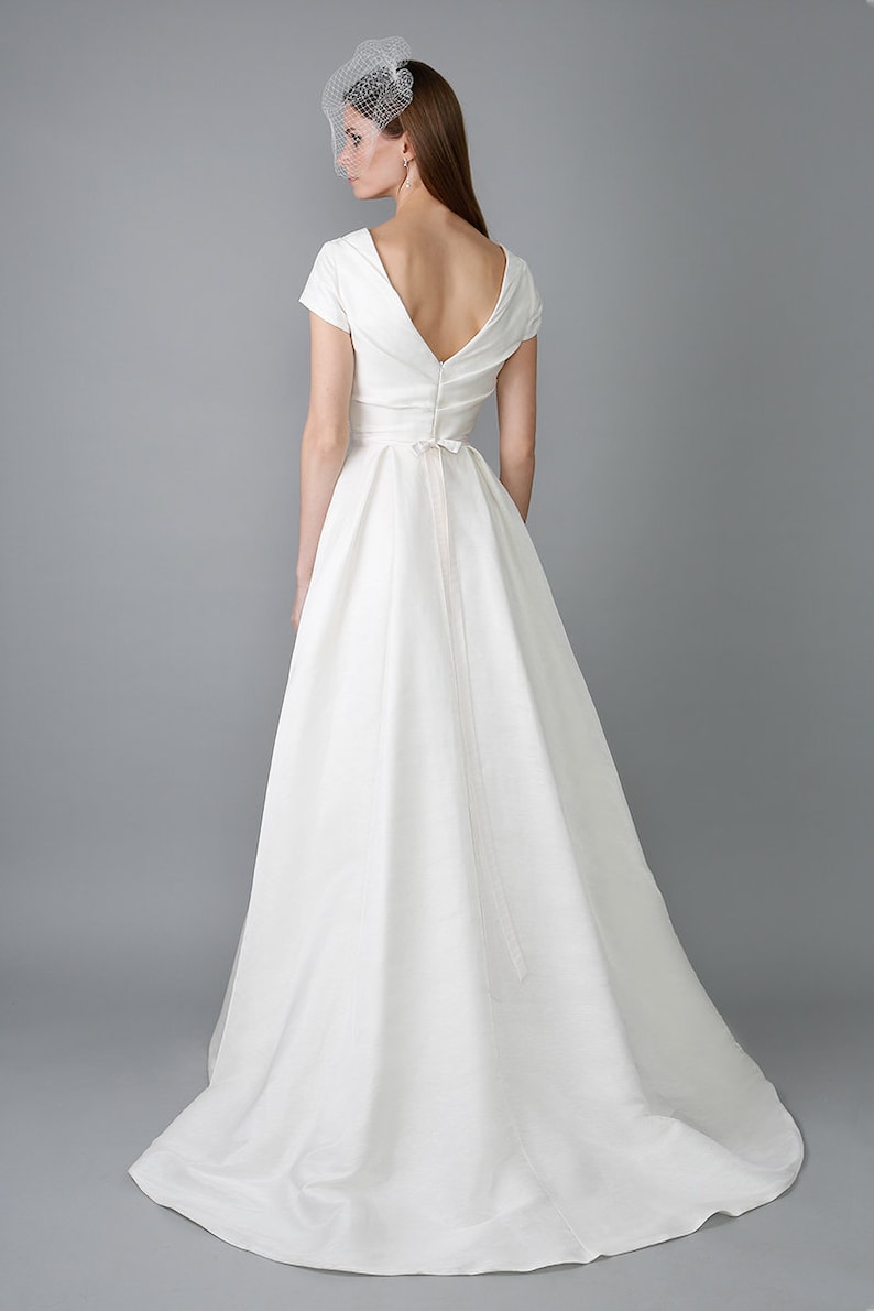 Minimalist wedding dress/ Iriza image 4