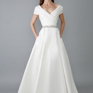 Minimalist wedding dress/ Iriza image 2