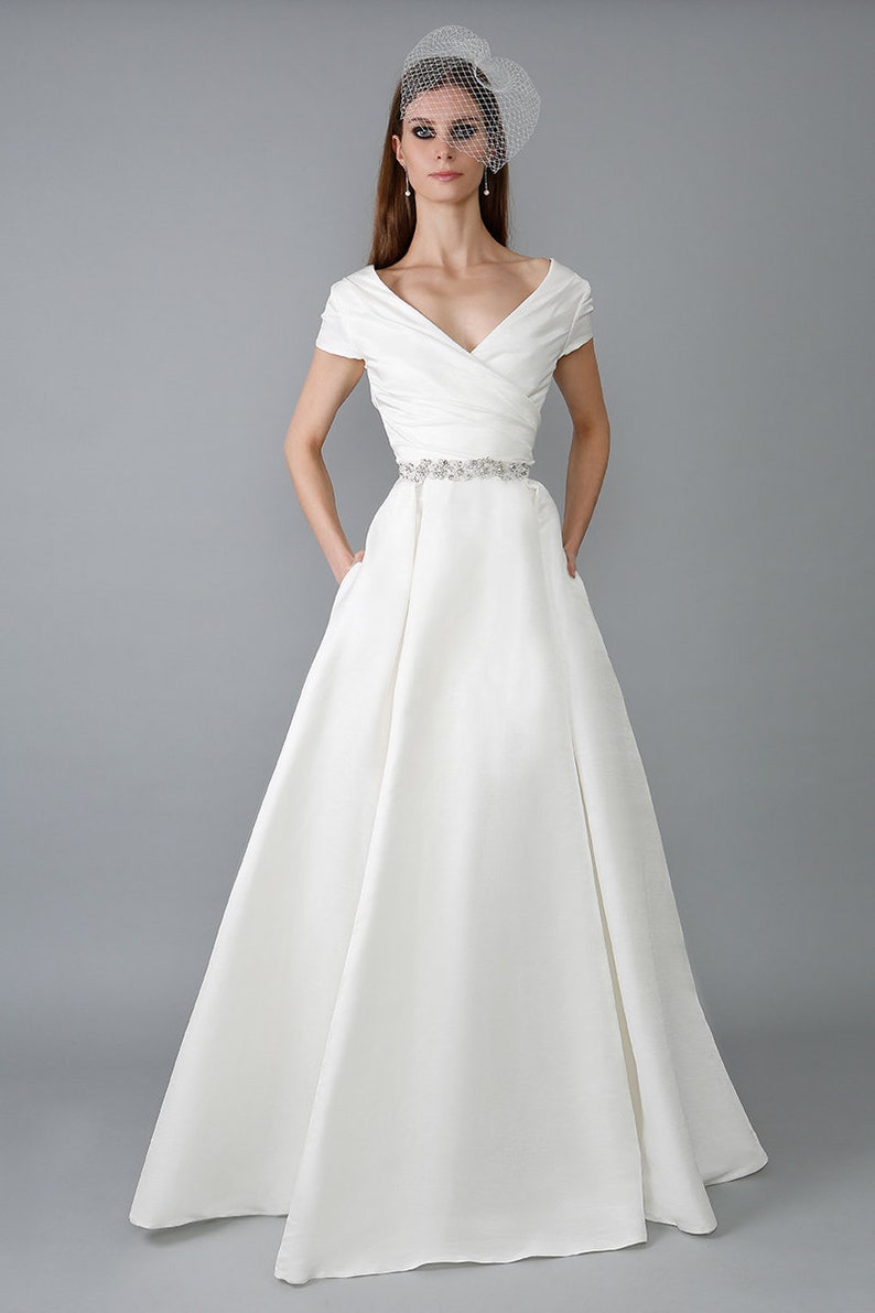 Minimalist wedding dress/ Iriza image 2