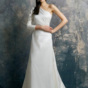 Modern wedding dress/ Ariadna image 4