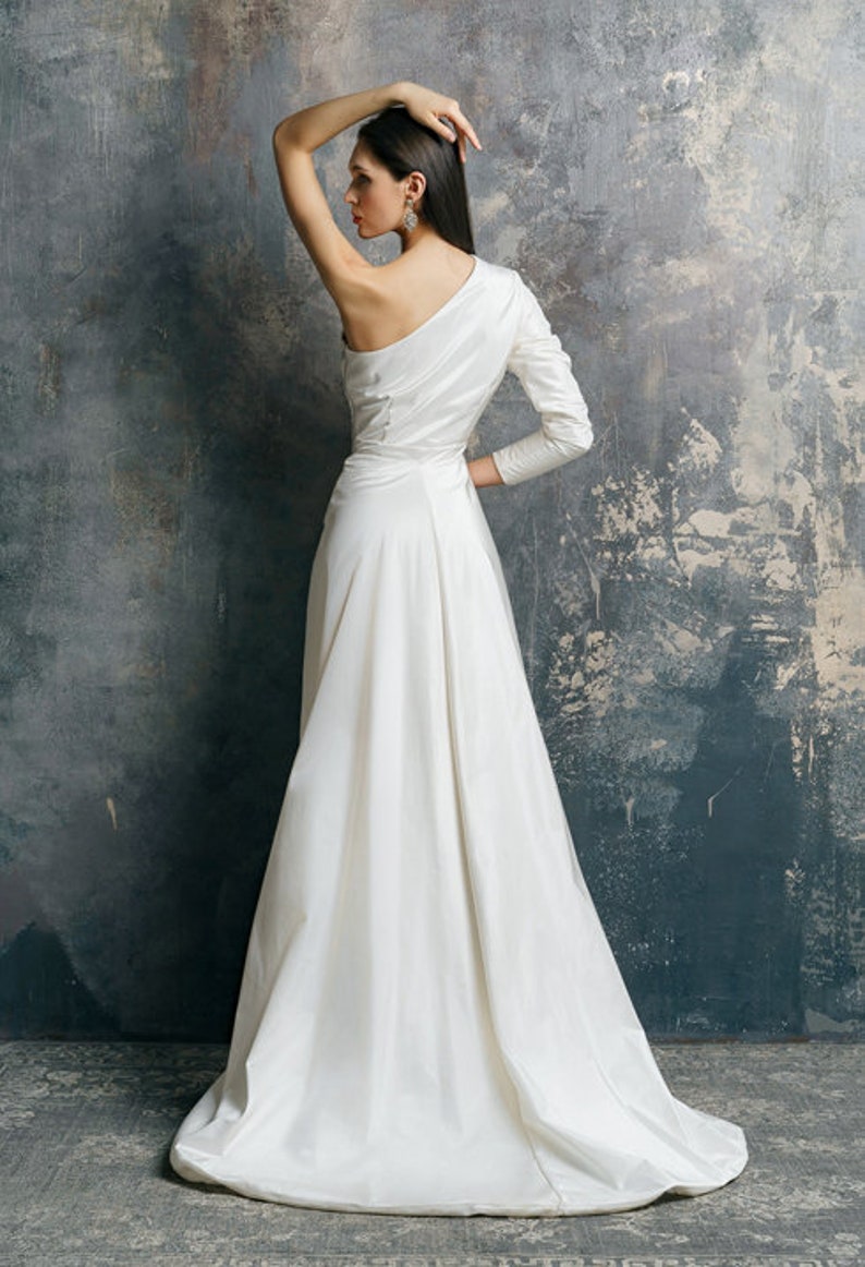 Modern wedding dress/ Ariadna image 3