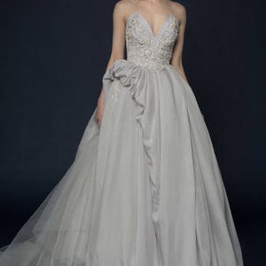 vestido de novia gris/ UKONA imagen 10