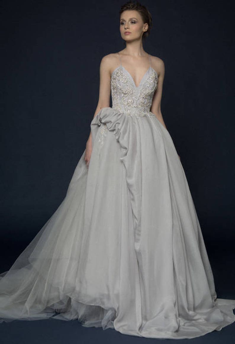 vestido de novia gris/ UKONA imagen 10