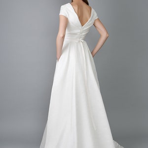 Minimalist wedding dress/ Iriza image 5