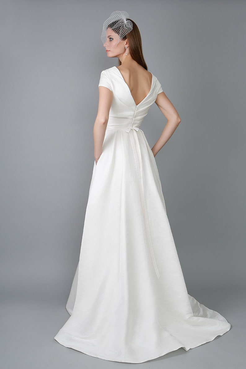 Minimalist wedding dress/ Iriza image 5