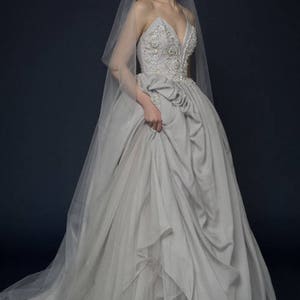 vestido de novia gris/ UKONA imagen 5