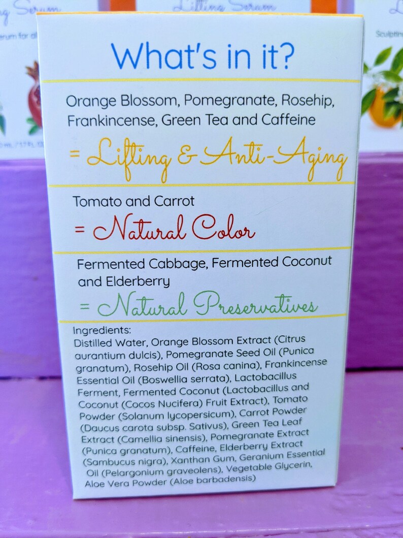 Puede incluir: Primer plano de una caja de producto blanca con texto que enumera ingredientes como flor de naranja, granada y t&eacute; verde. El texto destaca los beneficios de "Lifting & Anti-Edad" y "Color Natural".