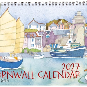 Könnte beinhalten: Ein Cornwall-Kalender für 2027 mit einer Aquarellillustration einer Hafenszene mit einem blauen Segelboot, einem größeren blauen Fischerboot, einem Leuchtturm und bunten Küstengebäuden. Eine weiß-schwarze Möwe sitzt im Vordergrund.