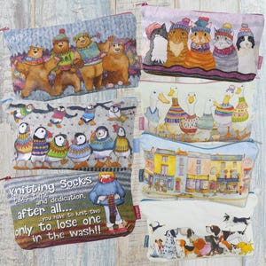 Peut inclure: Plusieurs pochettes zippées avec des illustrations fantaisistes. Les motifs incluent des ours en pulls, des chats avec des bonnets, des pingouins en pulls, des canards en pulls, une scène de rue, des chiens et un texte sur le tricot.