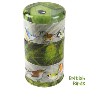 Puede incluir: Una lata cilíndrica verde con una tapa de casita de pájaros. La lata tiene un diseño colorido con diferentes pájaros británicos, incluyendo un petirrojo, un chochín, una carbonera y un jilguero. El texto "British Birds" está impreso en la parte inferior de la lata.
