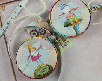 Cinta métrica de bolsillo de Emma Ball: herramienta para coser, tejer, crochet, manualidades y pequeños obsequios.
