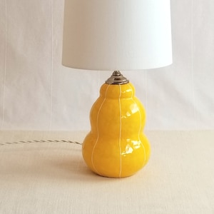 Moderne Keramik Lampe. Keramik Tischlampe Gelb