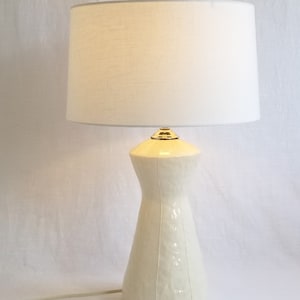 Keramisk bordslampa med linneskärm, inspirerad av mitten av århundradet