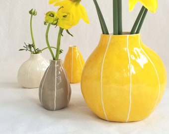 Ceramic flower vase. Simple, modern. By Kri Kri Studio