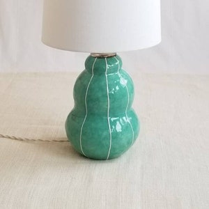 Moderne Keramik Lampe. Keramik Tischlampe Jade green