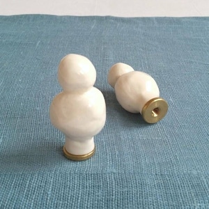 Paar lampenkappen. Hardware voor witte keramische lampenkap