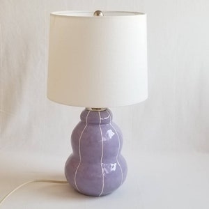 Moderne Keramik Lampe. Keramik Tischlampe Lavender