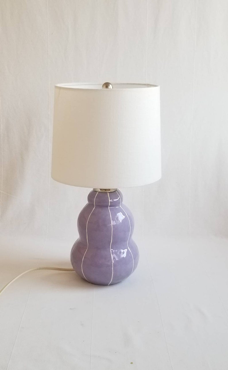 Moderne Keramik Lampe. Keramik Tischlampe Lavender