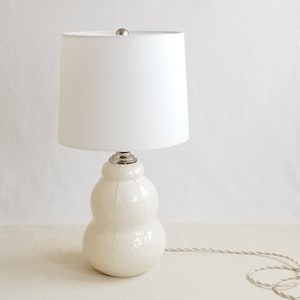 Moderne Keramik Lampe. Keramik Tischlampe Weiß