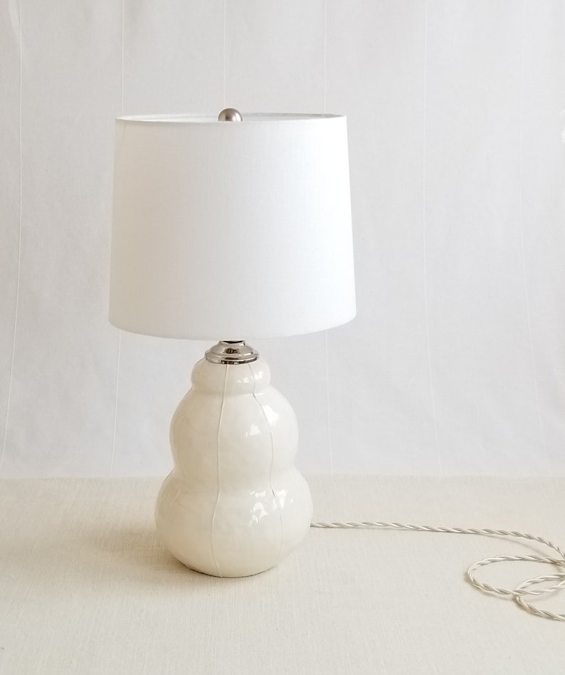 Moderne Keramik Lampe. Keramik Tischlampe Weiß