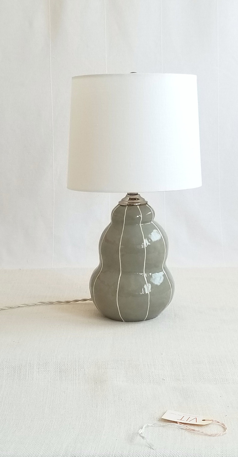 Moderne Keramik Lampe. Keramik Tischlampe Cement gray