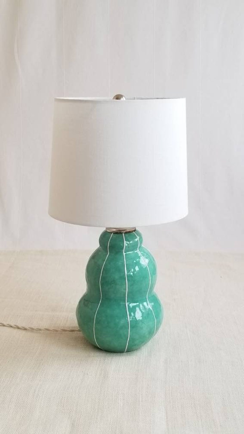 Moderne Keramik Lampe. Keramik Tischlampe Jade green