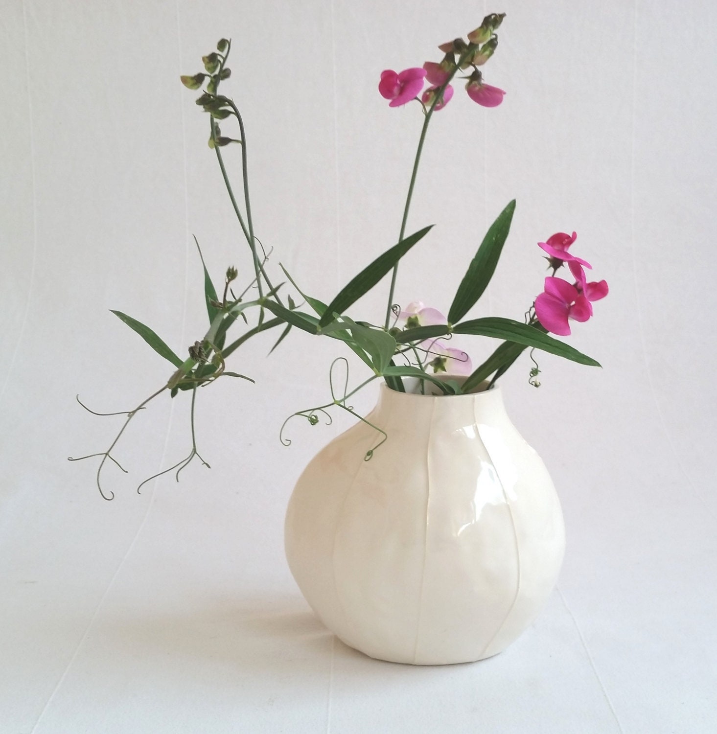 Vase en Céramique Blanche. Poterie Moderne Simple