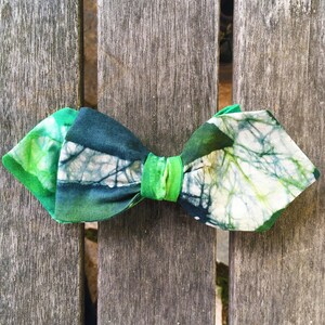 viridian tie dye diamond-point (self tie bowtie)