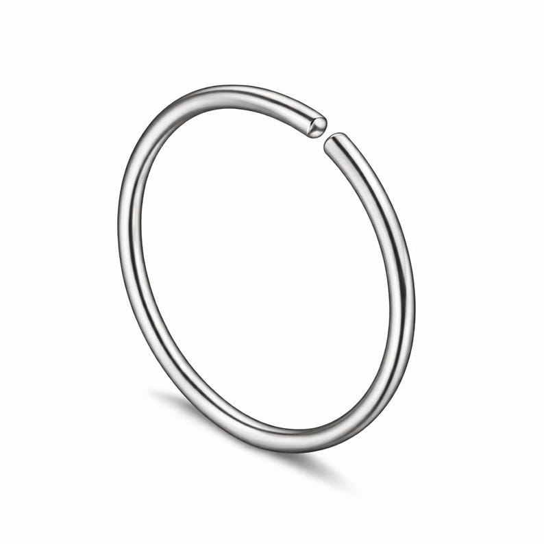 20g oder 18g Stahl Nasen- oder Ohrbügel Erhältlich in 8 mm oder 10 mm Bild 1