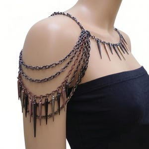 Gemengde metalen ketting met puntige schouderketting ook verkrijgbaar in effen kleuren
