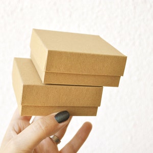 50 dozen met deksel I Kleine sieradendoosjes met deksel I Kartonnen dozen met deksel I Grijze, witte, kraft-presentatiedoosjes 2,95 x 2,95 x 1,18"