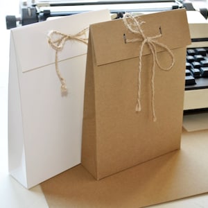 18 cadeauzakjes I Grijze, witte, natuurlijk bruine kraft cadeauzakjes I Verpakking, presentatiezakjes, feestartikelen 9,05 x 6,5 x 2"