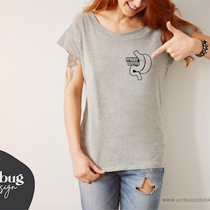 K&ouml;nnte beinhalten: Ein graues T-Shirt mit einer schwarz-wei&szlig;en Grafik eines Magens mit dem Text "Proudly Bleeeved".