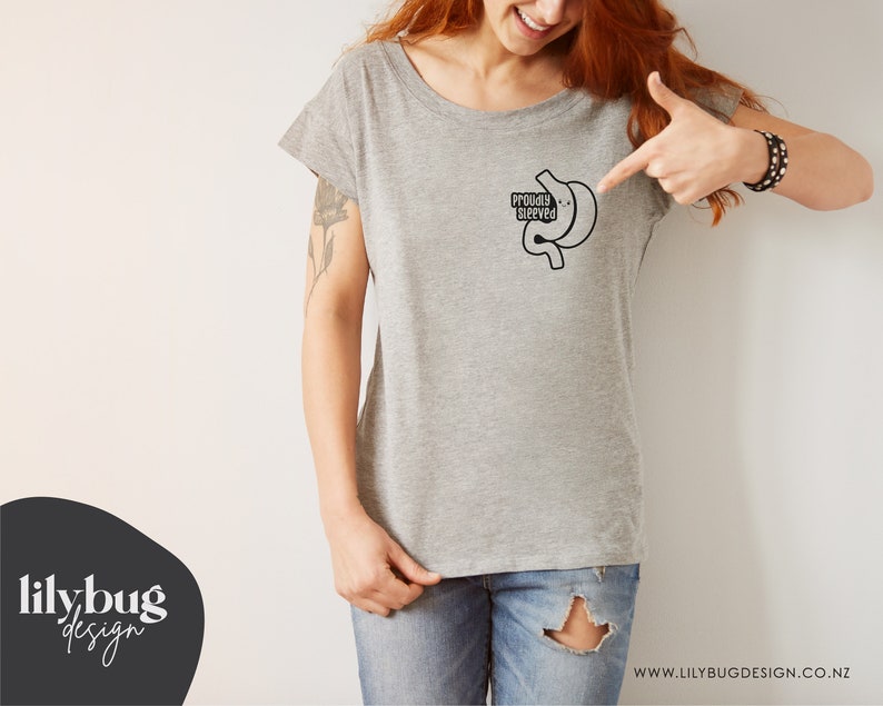 K&ouml;nnte beinhalten: Ein graues T-Shirt mit einer schwarz-wei&szlig;en Grafik eines Magens mit dem Text "Proudly Bleeeved".