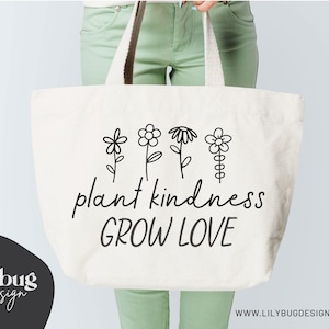 Op de afbeelding: Witte tote bag met zwarte tekst en bloemenillustraties met de tekst "plant kindness grow love".