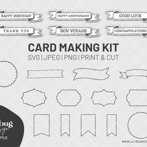 Op de afbeelding: Een digitale download van een kaartmaakset met verschillende vormen en banners. De set bevat SVG-, JPEG- en PNG-bestanden om te printen en te snijden. De tekst "CARD MAKING KIT" staat in grote letters bovenaan de afbeelding. De tekst "SVG | JPEG | PNG | PRINT & CUT" staat onder de titel. De tekst "lilybug design" staat in de linkerbenedenhoek van de afbeelding. De tekst "SVG FILE" staat onder de ontwerpnaam. De tekst "WWW.LILYBUGDESIGN.CO.NZ" staat in de rechterbenedenhoek van de afbeelding.