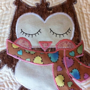 Quiltpatroon kleine uil voor aan de muur of babyquilt. Gepubliceerd patroon en bekroond ontwerp. Beginner - gemiddeld.