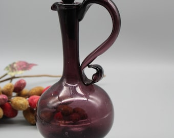 Vintage lila Glas Weinkrug