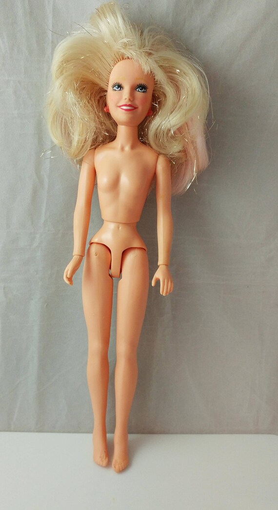 foto de muñeca desnuda