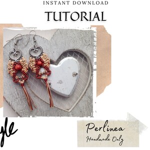 Puede incluir: Un par de pendientes de macram&eacute; rojo y beige con dijes de coraz&oacute;n plateados y borlas. Los pendientes se muestran sobre una superficie de madera en forma de coraz&oacute;n. El texto "Perlinea Handmade Only" es visible en la imagen.