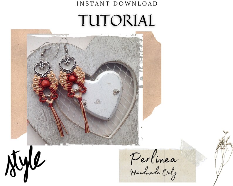 Puede incluir: Un par de pendientes de macram&eacute; rojo y beige con dijes de coraz&oacute;n plateados y borlas. Los pendientes se muestran sobre una superficie de madera en forma de coraz&oacute;n. El texto "Perlinea Handmade Only" es visible en la imagen.