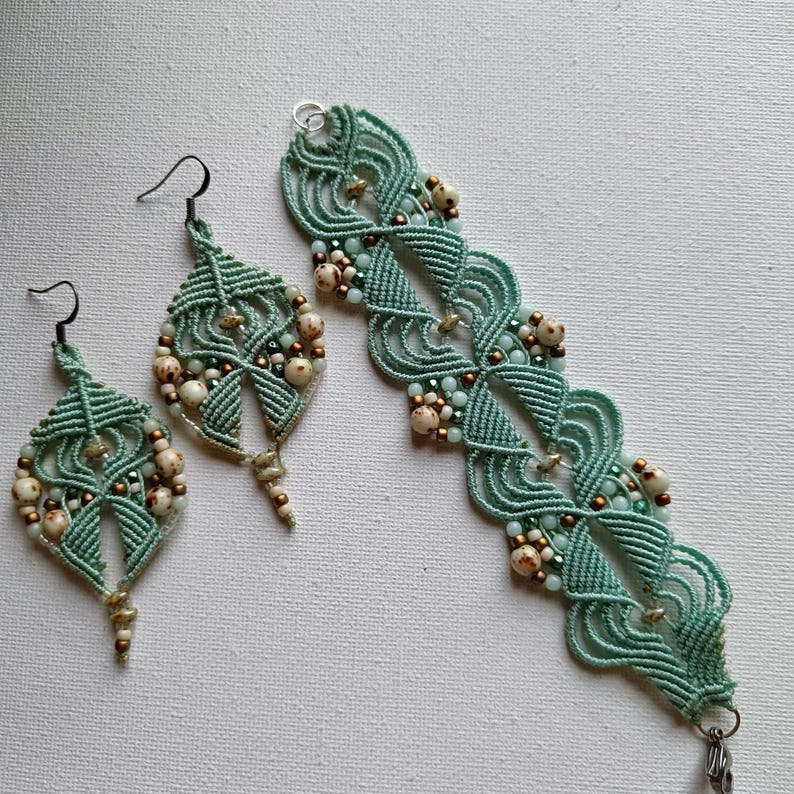 Tutorial Micro Macramè Bracciale e Orecchini Fai da Te in Macramè con Perline Pastello immagine 2