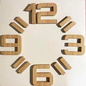 Peut inclure: Panneau en bois fait à la main avec le texte "Bienvenue" dans un style manuscrit. Le panneau est peint en blanc avec une finition vieillie, et une petite feuille verte est attachée en haut. Le panneau mesure environ 30 cm de large.